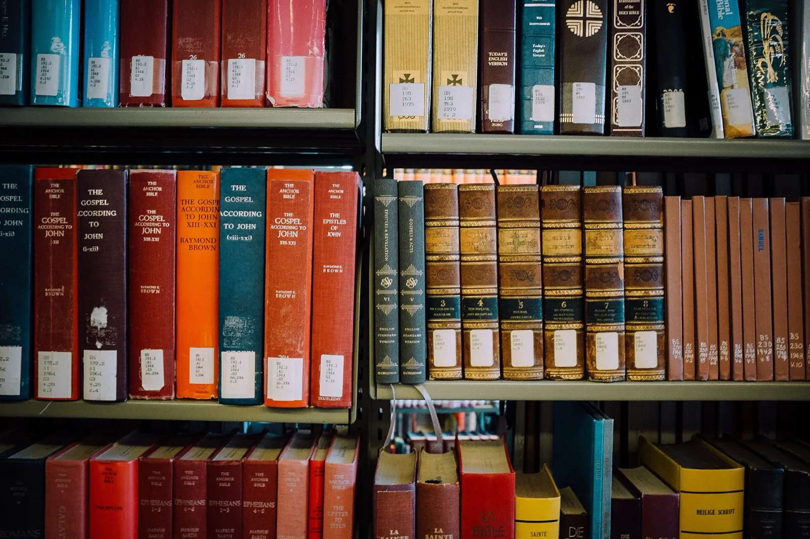 Estante com livros coloridos